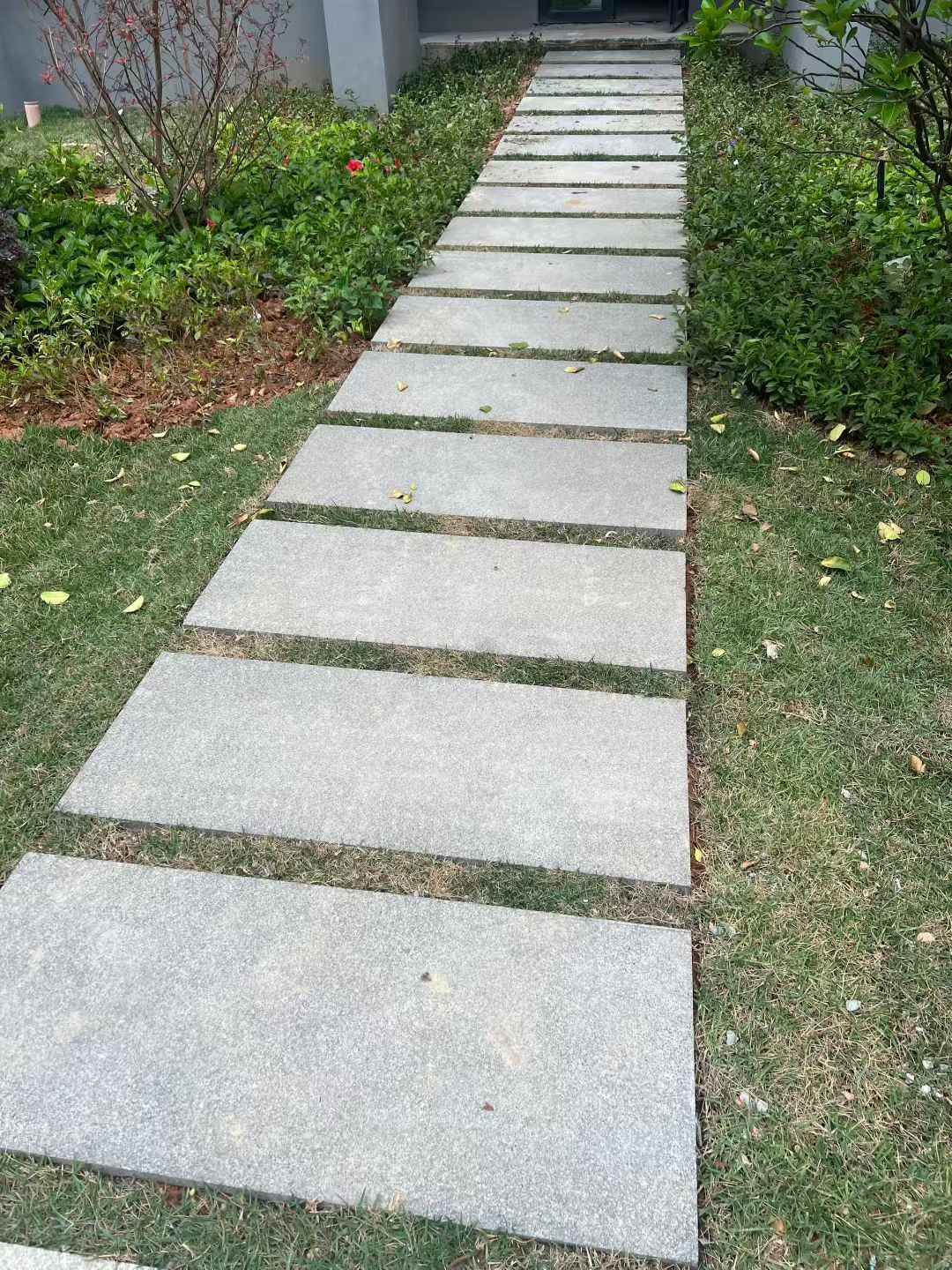 张家界 芝麻黑小区踏步、汀步石铺装效果