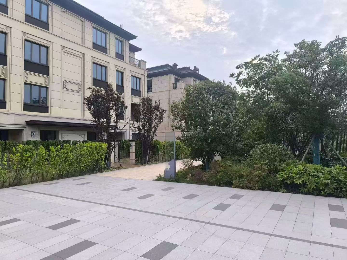 张家界 芝麻白与芝麻白搭配铺装，尺寸1200*600