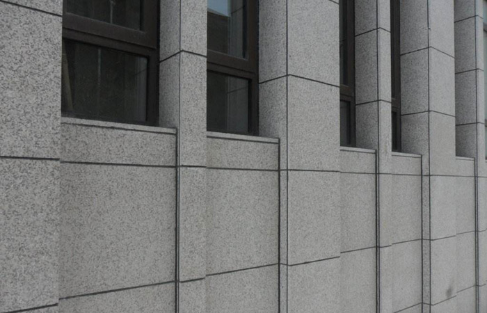 张家界芝麻灰外墙干挂石材及施工注意事项