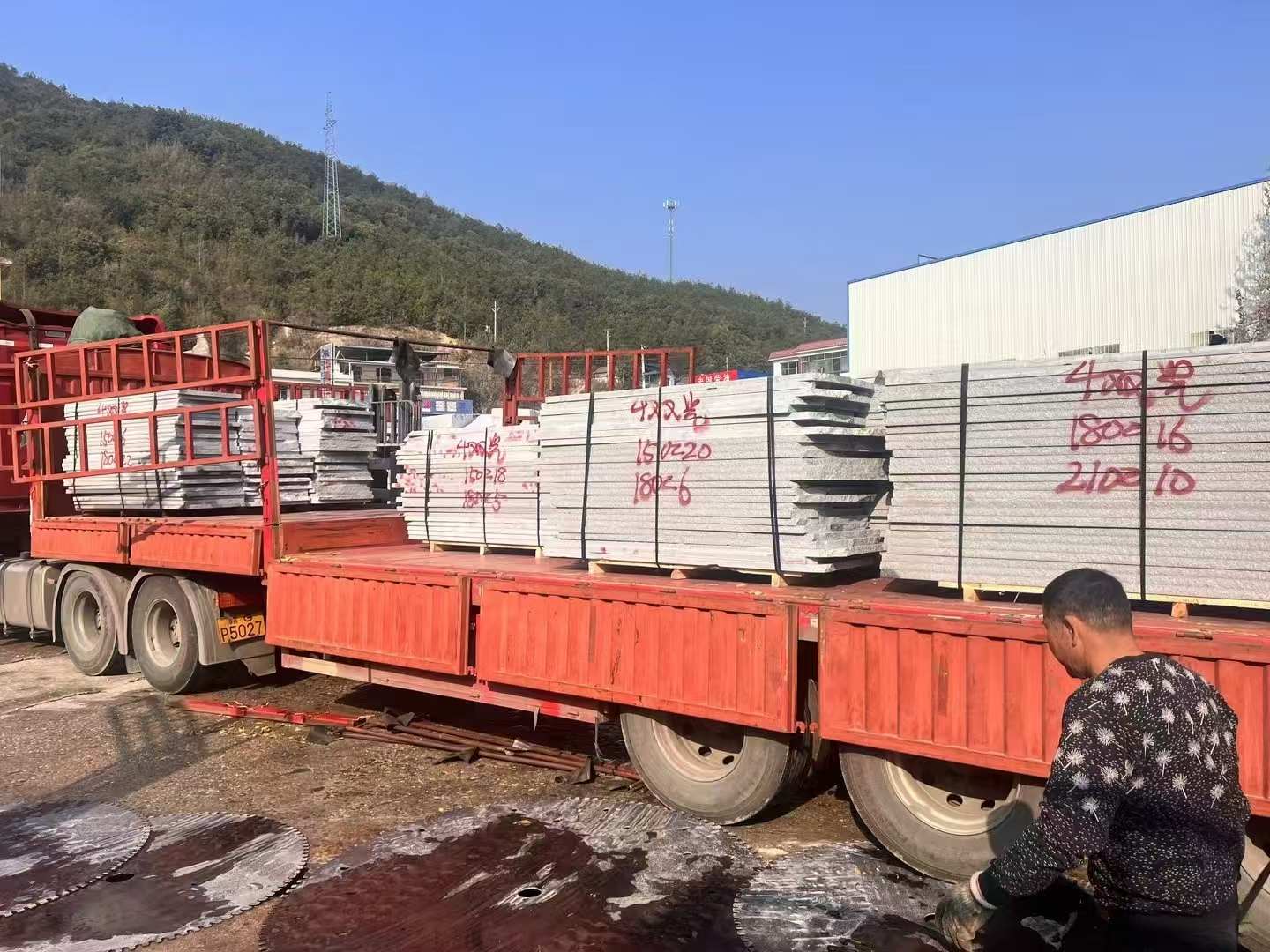 张家界 芝麻灰花岗岩光面毛板出货日常